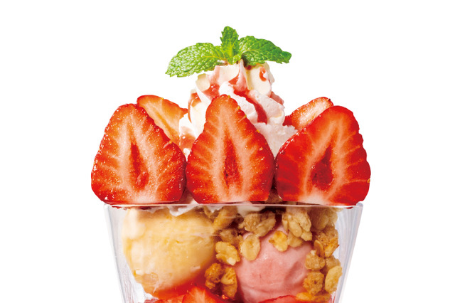 横から見ると“まっぷたつ”な斬新パフェ！デニーズ、「あまおうのまっぷたつ？パフェ」を店舗限定で販売 画像