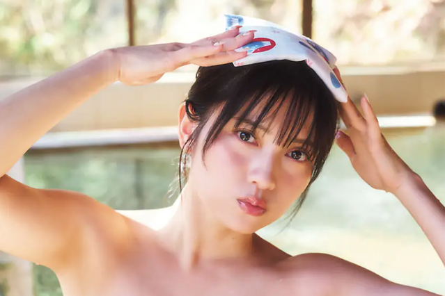 桃月なしこ、チューブトップビキニで豊満ボディ披露！“お忍び温泉旅行”グラビアに挑戦 画像