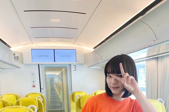 のん、新型特急ラビュー車内でピースサイン！主演ドラマ第1話のYouTube無料公開期間延長を報告 画像