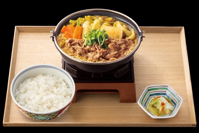 スパイスと和風だしの絶妙な味わい！吉野家「牛カレー鍋膳」29日より復活販売 画像
