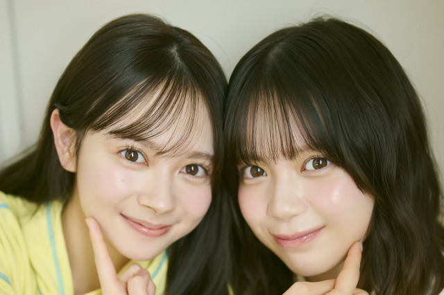 AKB48・伊藤百花＆川村結衣、仲睦まじい密着ショット！ナチュラルな笑顔を収めたグラビア披露 画像