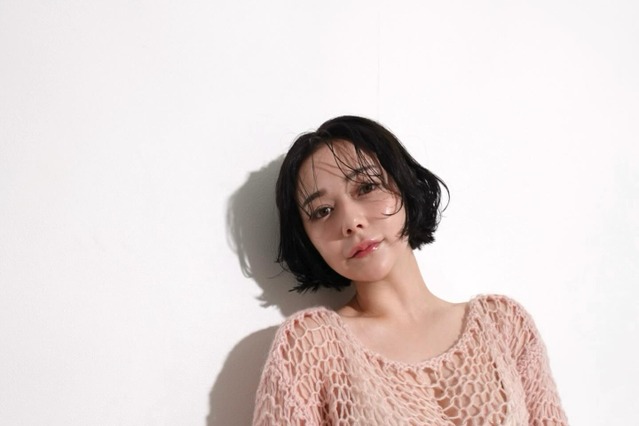 村重杏奈、透け感ピンクニット姿で自慢の“もちふわボディ”公開！ 画像