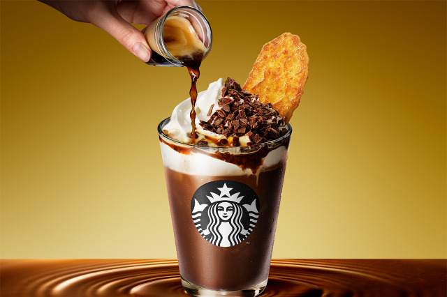 スタバ、ワッフルクッキーをディップして楽しむ新作フラペチーノを28日より販売！ 画像