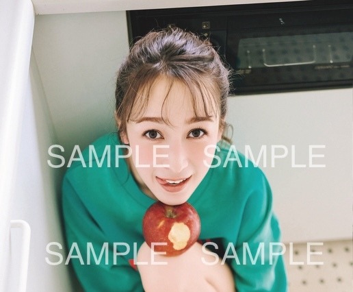 藤井サチ、美脚が目を引くキュートな特典絵柄も公開！初フォト&スタイルブックのオンラインサイン会が2月開催決定 画像