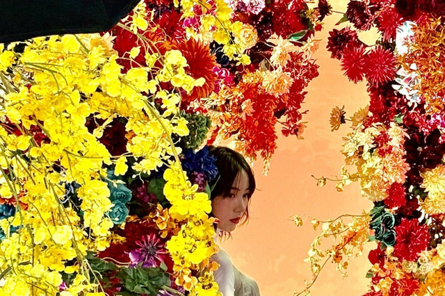 のん、“蜷川実花ワールド”全開の鮮やかオフショ公開！雑誌『AERA』表紙登場を報告 画像