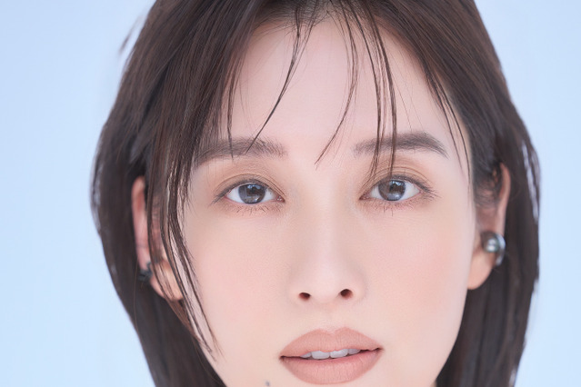 元宝塚・月城かなと、透明感抜群の至近距離ショット！2026年版カレンダー発売決定 画像