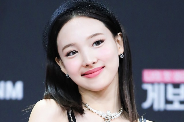 短すぎない…？TWICE・ナヨン、“超ミニ丈”の大胆衣装で視線集中「心臓飛び出そう」「可愛すぎ」 画像