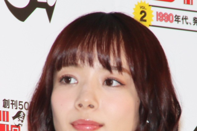 岡田紗佳、卓上カレンダー新カット公開！タイトトップスで“役満ボディ”際立つ 画像