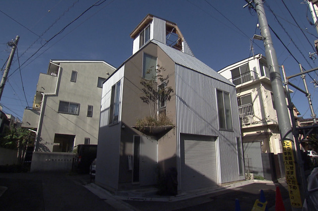 都会のど真ん中の狭小住宅！わずか建坪6.3坪に夫婦の仕事場・車庫・庭・屋上を詰め込んだ逆転発想ハウス『住人十色』 画像