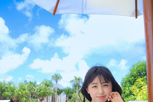 くりえみ、南国で大胆なビキニ姿を披露！アシンメトリー×ウエストクロスで美くびれ際立つ 画像