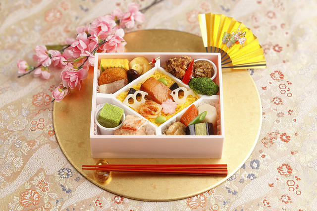 なだ万、華やかなちらし寿司を詰めた「ひな祭り弁当」が登場！3月1日から3日間限定販売 画像