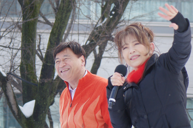 夢グループ石田重廣社長と保科有里、さっぽろ雪まつり会場に登場！「安い、安～い」実演で来場者歓喜 画像