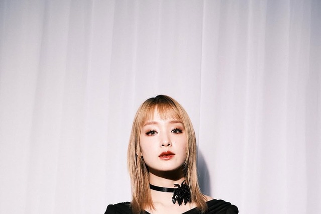 剛力彩芽、モード感漂うブラックドレス姿！雰囲気一変の最新ショットに反響 画像