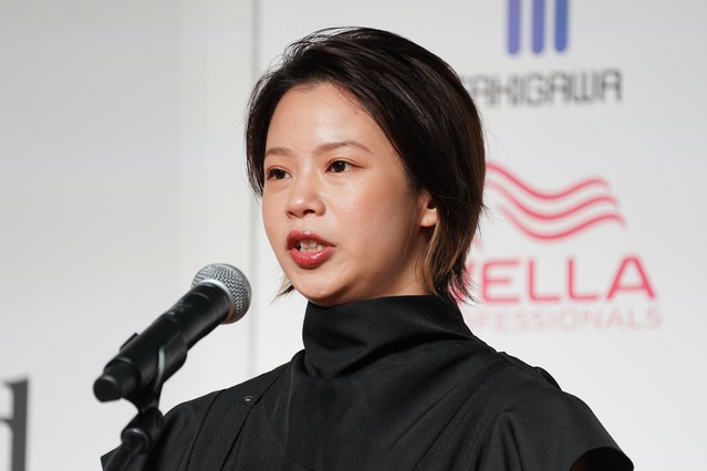 高木菜那、イタリア・ミラノのメトロ移動中ショット公開！意外なおやつにほっこり 画像