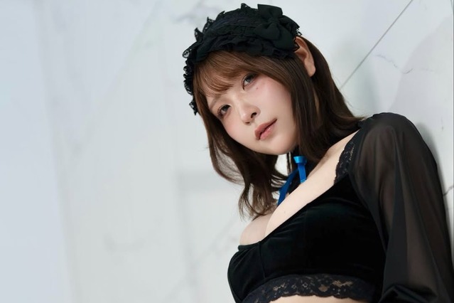 2.5次元モデルのあまつまりな、曲線美際立つ大胆ショット公開 画像
