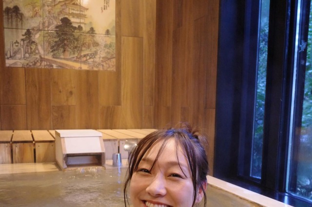 須田亜香里、露天風呂入浴カットを公開！美肌と美背中を披露 画像