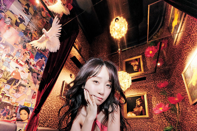 伊織もえ、サイケデリックなバーで可愛く挑発！“幻覚級BODY”を披露 画像
