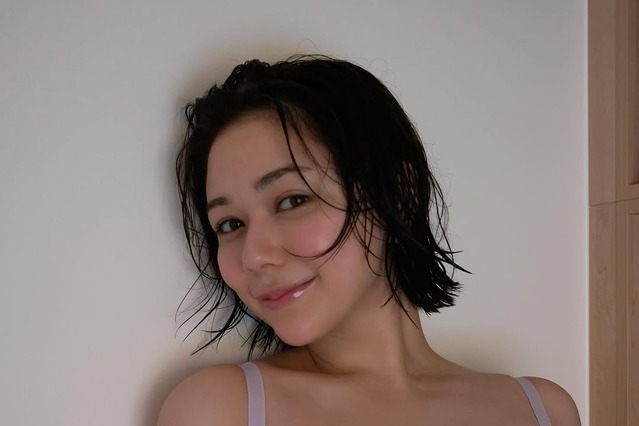 村重杏奈、艶リップ＆濡れ髪が色気漂うノンワイヤーブラ姿披露 画像