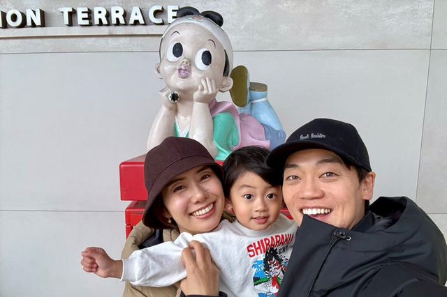 おばたのお兄さん、妻・山崎夕貴アナの実家岡山へ帰省！長男との密着3ショット公開 画像