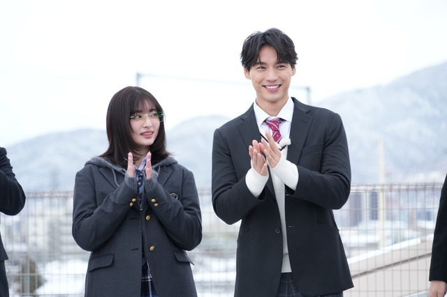 福士蒼汰＆吉川愛、『新しいカギ』学校かくれんぼ参戦 画像