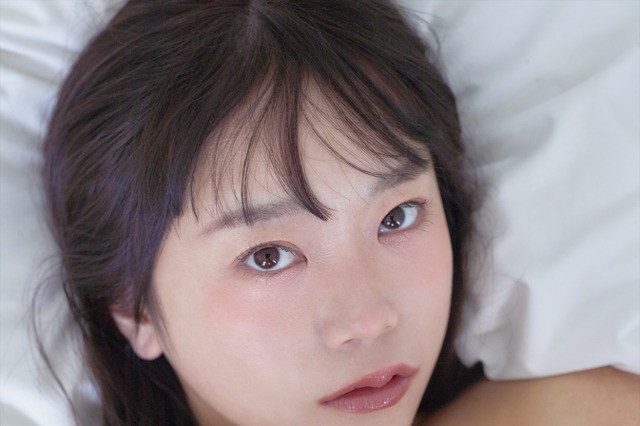 “高学歴グラドル”佐野なぎさ、初めてのTバック＆手ブラに挑戦した1st写真集が発売決定！ 画像