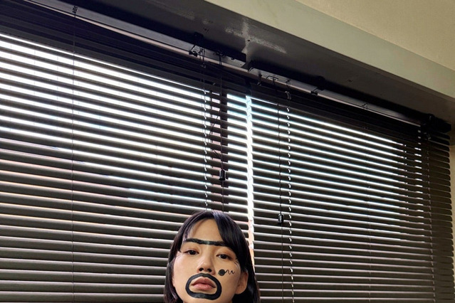 のん、衝撃の“ひげメイク”オフショにファン「破壊力がスゴイ」「志村けんさんに見せてあげたい」 画像