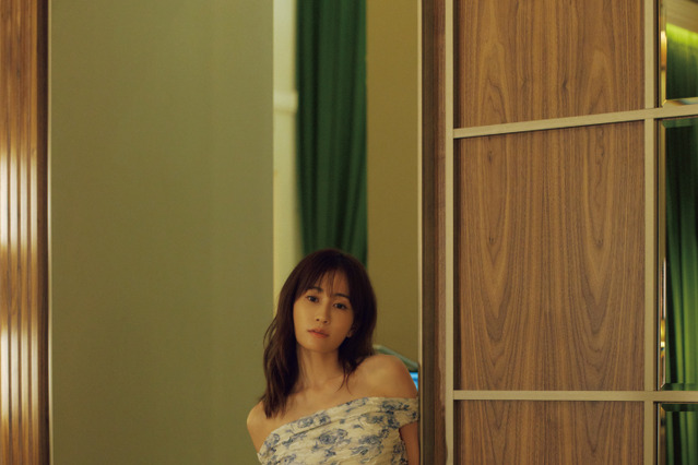 前田敦子、“スタイルの良さ”が際立つロングドレスの写真集最新カット公開！ 画像