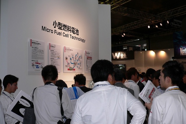 【CEATEC 2005】東芝、次世代バッテリー「小型ダイレクトメタノール型燃料電池」を参考出品 画像