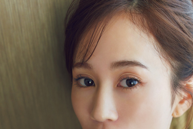 前田敦子、最新写真集より大人の色気が引き立つランジェリーカットを公開！ 画像
