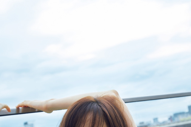 前田敦子、セクシーなレースキャミソール姿を披露！“大人の恋”テーマの写真集より最新カット公開 画像