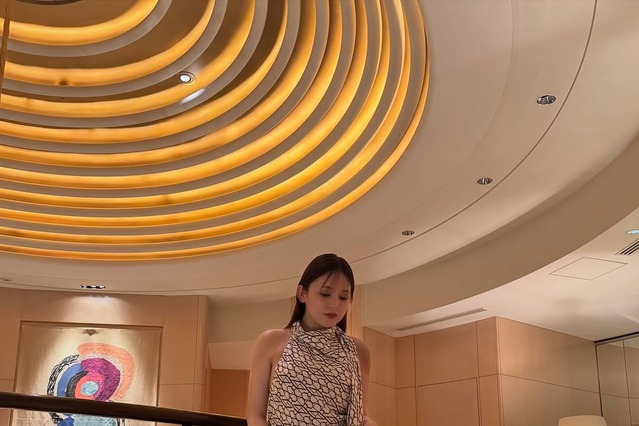 久間田琳加、深すぎるスリットに視線集中！銀座フレンチで魅せた大人の色気 画像