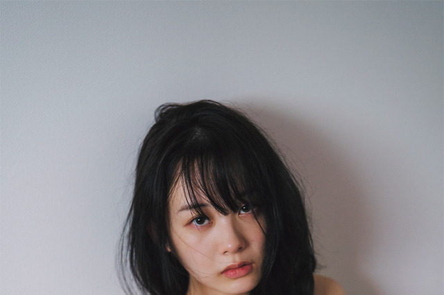 元AKB48・相馬結衣、5年ぶりの写真集タイトル＆表紙が公開！“無防備な姿”を披露した先行カットも披露 画像