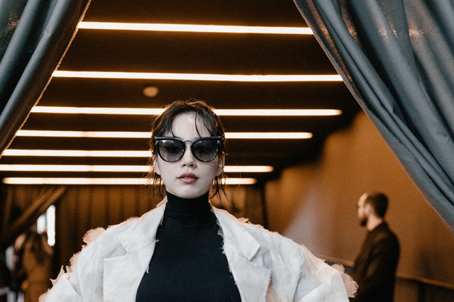 のん、くびれ際立つクールな衣装にファン絶賛！「完全に心を奪われる」 画像