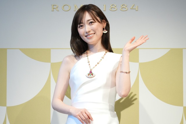 福原遥、ブルガリアンバサダー就任！白いドレス姿で「恋に落ちました」 画像