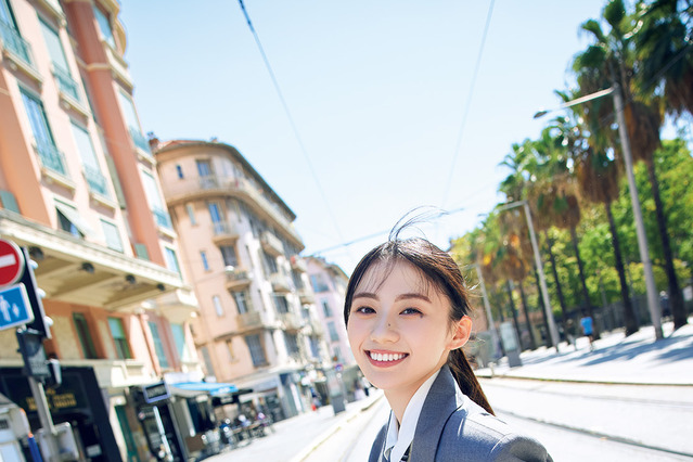 乃木坂46・川﨑桜、1st写真集の裏表紙4種が公開！華やかなドレスから制服姿まで 画像