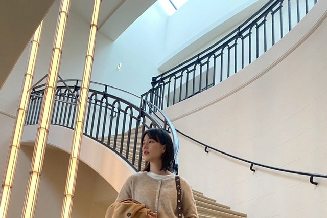 のん、パリ美術館での思い出を披露！おしゃれな私服姿に称賛の声「大理石に引けを取らない格好良さ」 画像