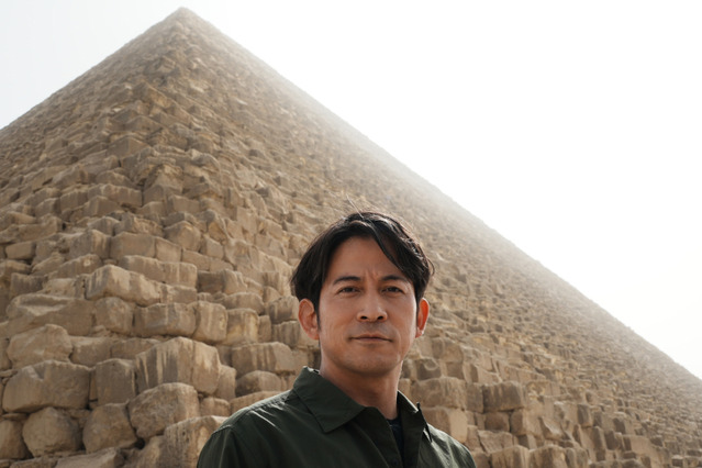 岡田准一、エジプト古代王墓で歴史的瞬間！『世界ふしぎ発見！』40周年特別版で “封印の壁”が開く場面に立ち会う 画像