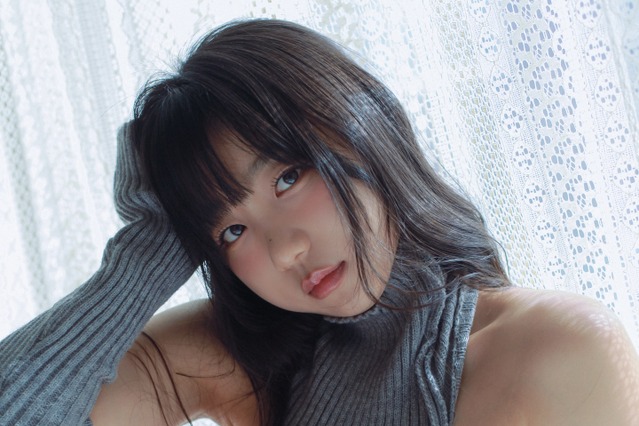 【韓国グラドル】ピョ・ウンジ、グレーニットで美谷間チラ見せ！「3月は素敵」 画像