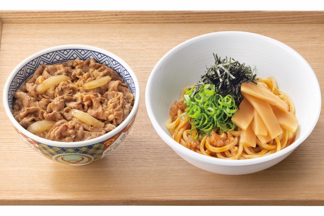 吉野家、にんにく・醤油・胡椒が効いた「牛丼・油そばセット」登場！ 画像