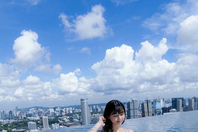 くりえみ、パステルパープルのビキニ姿！インフィニティプールで美ボディ披露 画像