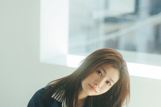 生見愛瑠、春ムードただようナチュラルグラビア披露！『FLASH』表紙＆巻頭に登場 画像