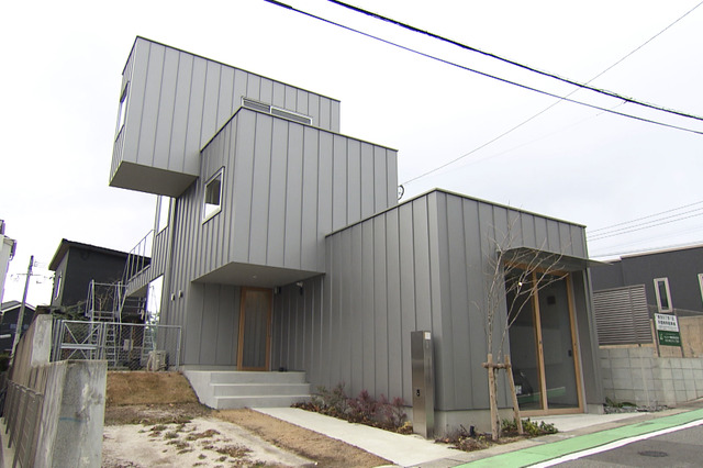 階段だらけの不思議な家！仕事空間と生活空間をしっかり区切ったリモートワーク夫婦の住まい『住人十色』 画像