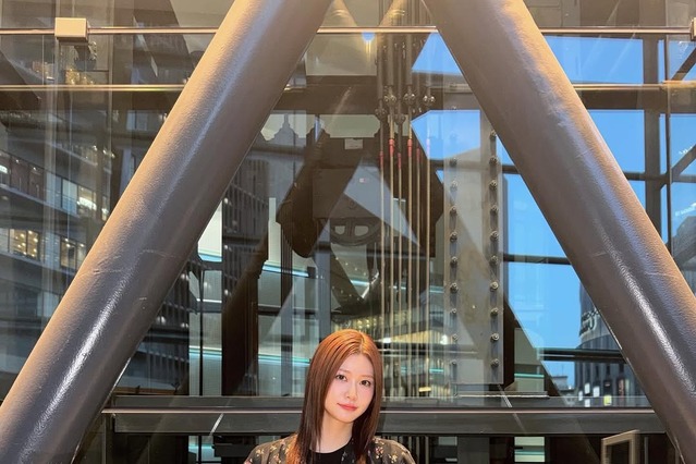 生見愛瑠、“絶対領域”美脚に釘付け！ブラックミニ＆ロングブーツ姿披露 画像