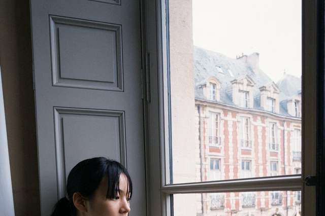 のん、パリでの思い出ショット公開！“大人カジュアル”な装いにファン絶賛 画像