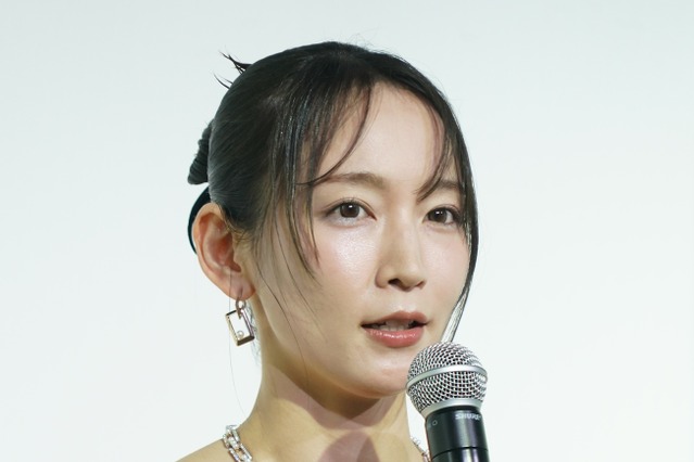 吉岡里帆、シースルーブラックドレスで女優オーラ！新ショートボブ姿も披露 画像