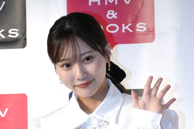 「行ってきたー！」田中美久、自身の3rd写真集広告パネル前で記念写真 画像