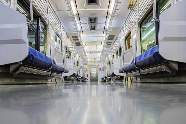 電車内がハッピーターンだらけに！？公式Xが「ハッピーターン化計画」を告知 画像