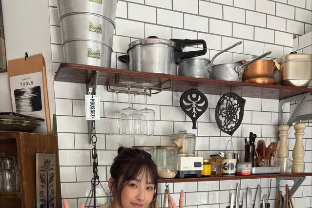 元STU48・沖侑果、ベージュストライプビキニでキッチン撮影！美バスト&美くびれで魅せる大人の色気 画像