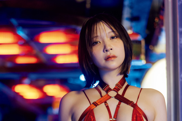 あまつまりな、セクシーすぎる衣装でボディライン披露！最新写真集未収録の珠玉カットを公開 画像