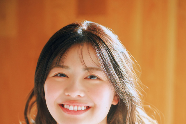 9頭身美女・加藤愛梨、白肌ボディ輝く水着グラビア披露！ 画像